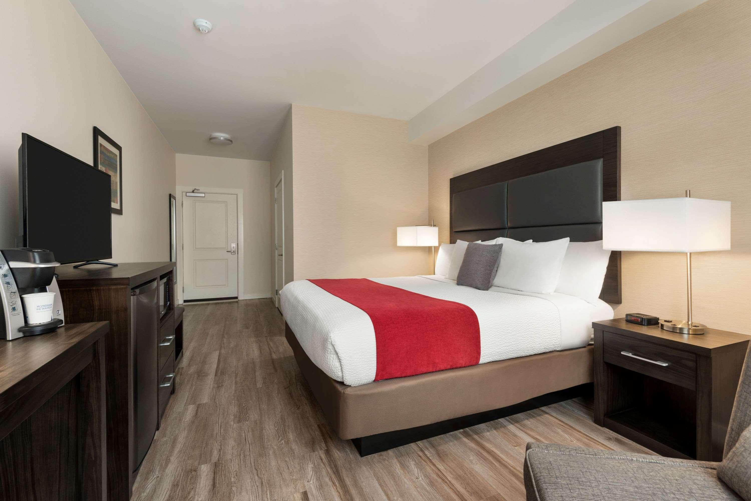 Days Inn By Wyndham 100 Mile House Esterno foto