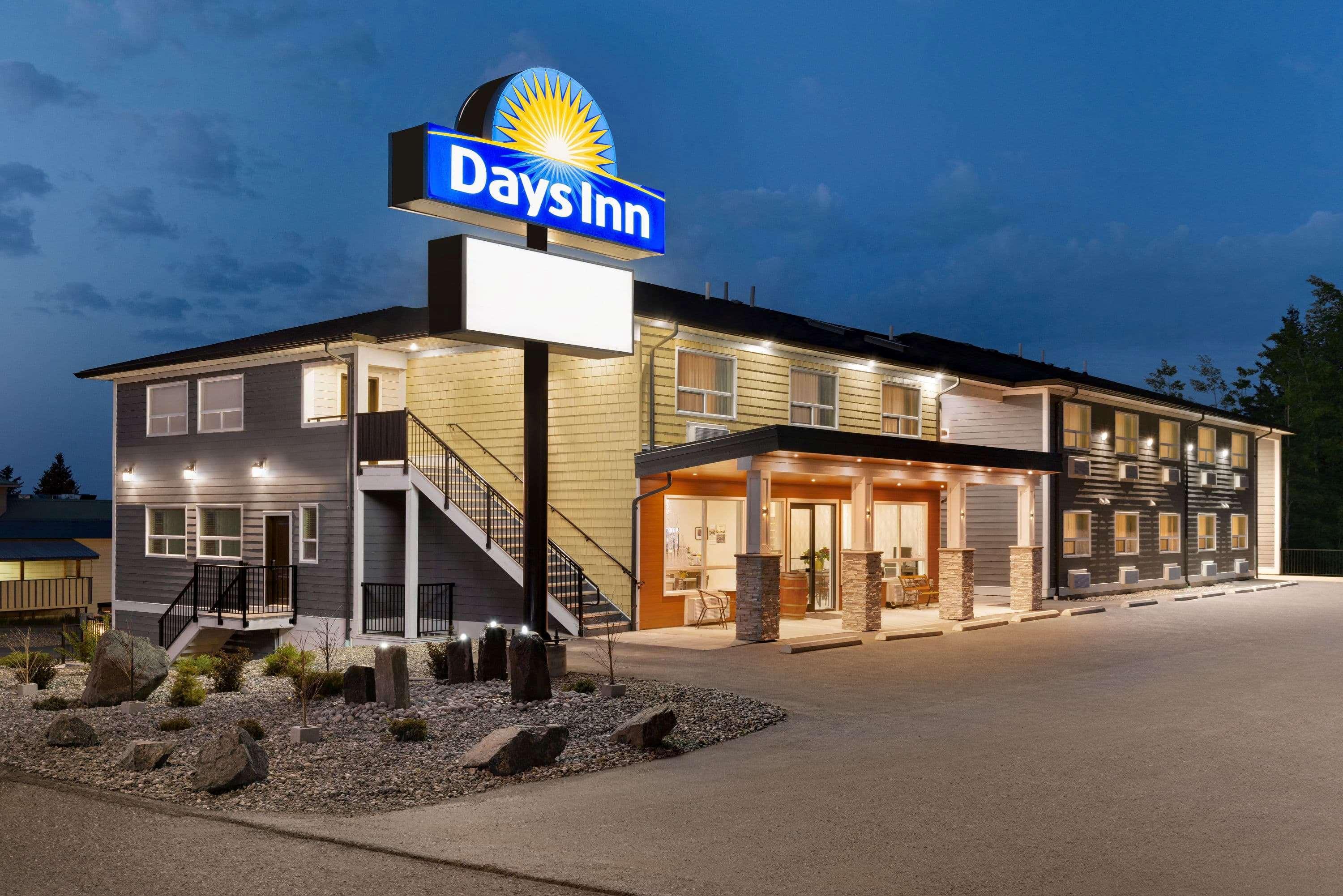 Days Inn By Wyndham 100 Mile House Esterno foto