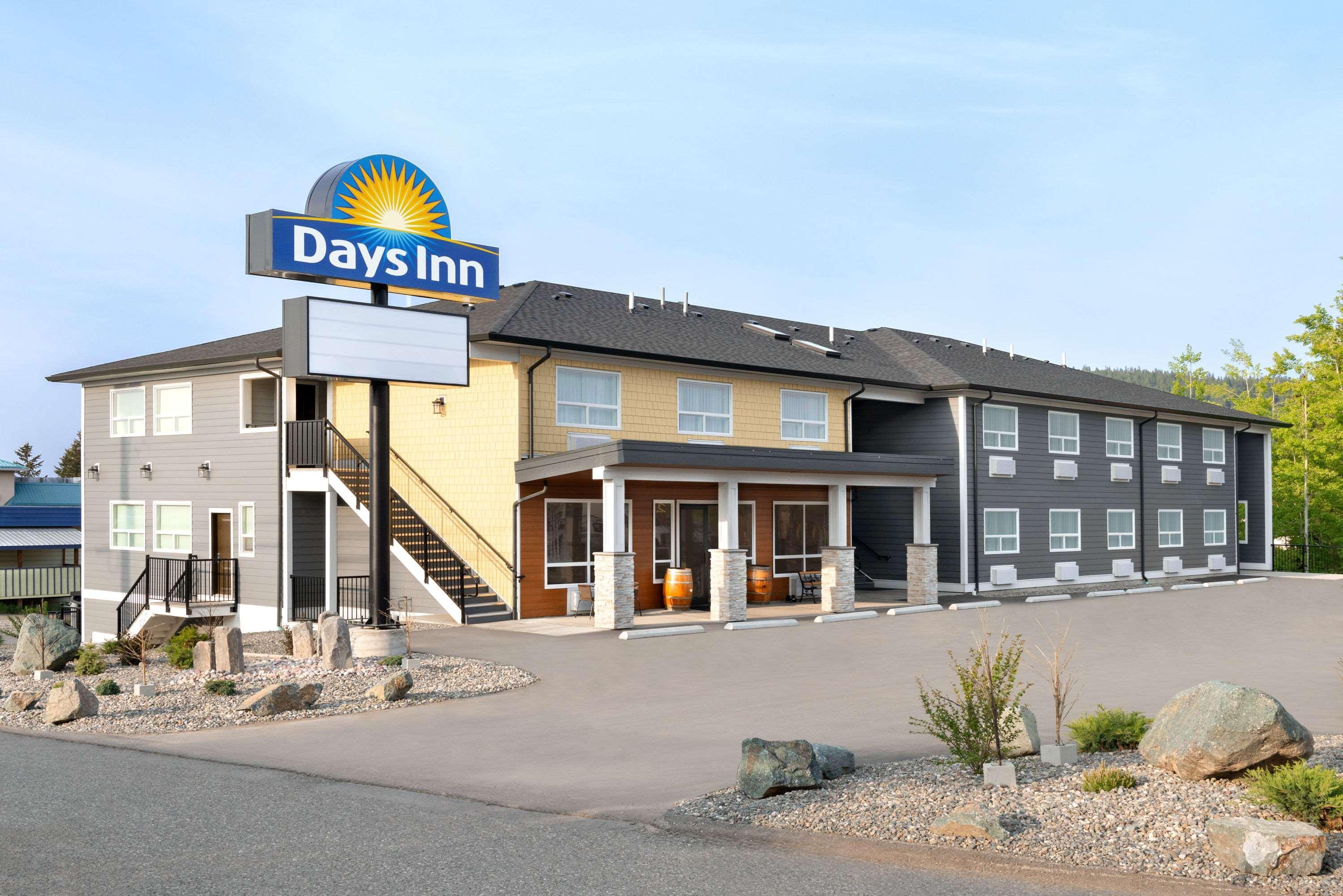 Days Inn By Wyndham 100 Mile House Esterno foto