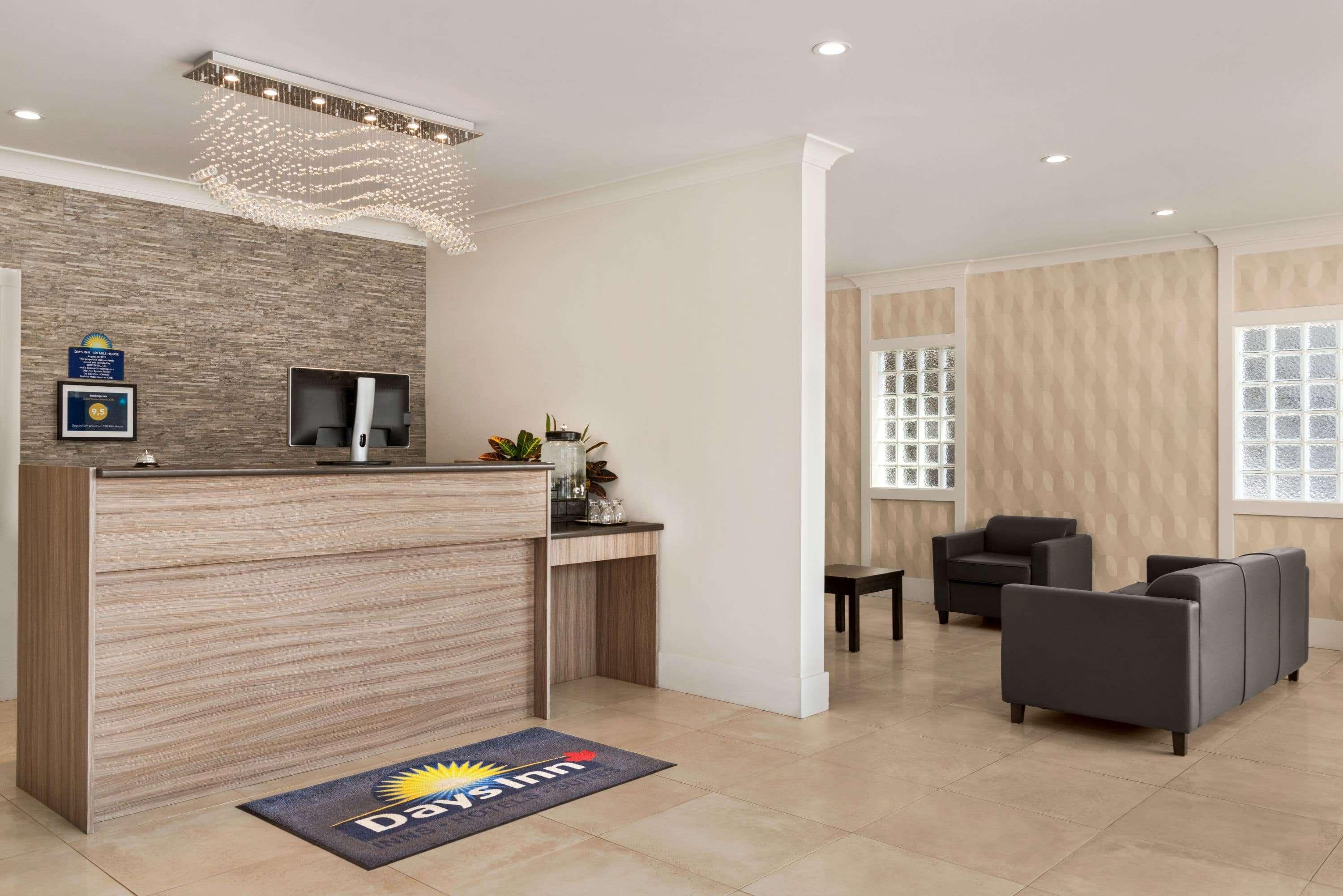 Days Inn By Wyndham 100 Mile House Esterno foto