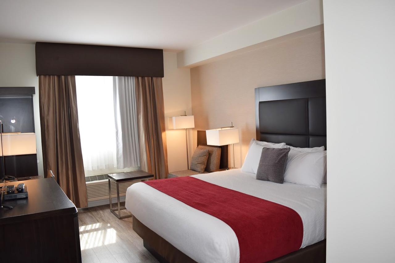 Days Inn By Wyndham 100 Mile House Esterno foto